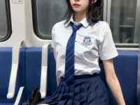 電車で油断している制服女子画像集